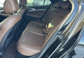 Подержанный автомобиль Genesis G70 2019 года (12 фото)