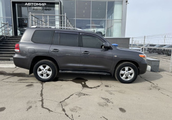 Подержанный автомобиль Toyota Land Cruiser Suv 2011 года (4 фото)