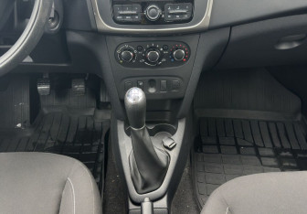 Подержанный автомобиль Renault Sandero 2018 года (11 фото)