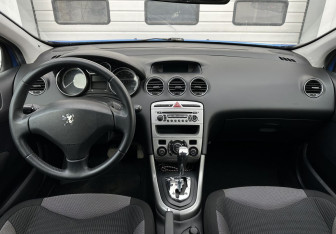 Подержанный автомобиль Peugeot 308 Hatchback 2010 года (10 фото)