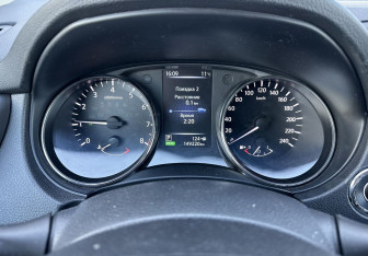 Подержанный автомобиль Nissan X-Trail 2017 года (9 фото)