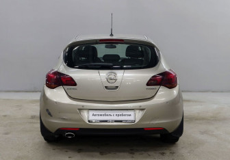 Подержанный автомобиль Opel Astra Hatchback 2011 года (6 фото)