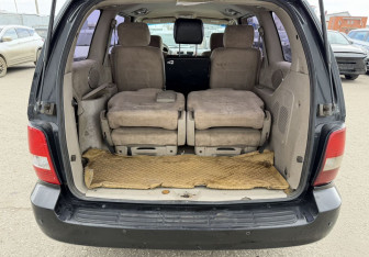 Подержанный автомобиль Kia Carnival 2004 года (14 фото)