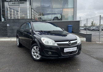 Подержанный автомобиль Opel Astra Sedan 2010 года (3 фото)