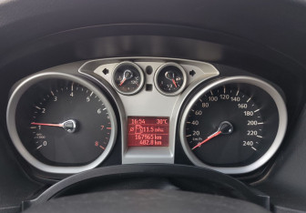 Подержанный автомобиль Ford Focus Sedan 2010 года (9 фото)