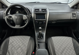 Подержанный автомобиль Toyota Corolla Sedan 2012 года (10 фото)