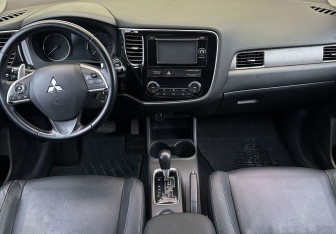 Подержанный автомобиль Mitsubishi Outlander 2012 года (11 фото)