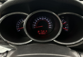 Подержанный автомобиль Kia Sorento 2011 года (9 фото)