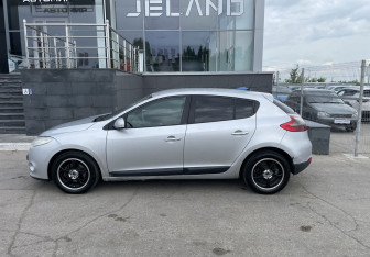 Подержанный автомобиль Renault Megane Hatchback 2010 года (8 фото)