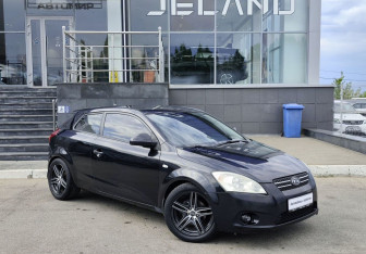 Подержанный автомобиль Kia Ceed Hatchback 2008 года (3 фото)