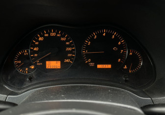 Подержанный автомобиль Toyota Avensis Sedan 2004 года (9 фото)