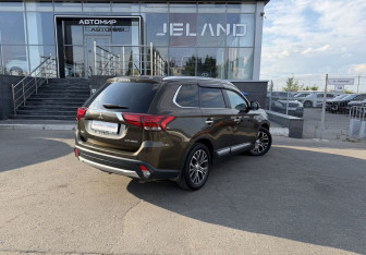 Подержанный автомобиль Mitsubishi Outlander 2015 года (5 фото)