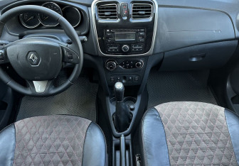 Подержанный автомобиль Renault Logan Sedan 2015 года (10 фото)