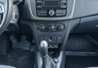 Подержанный автомобиль Renault Logan Sedan 2019 года (11 фото)