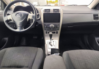 Подержанный автомобиль Toyota Corolla Sedan 2006 года (10 фото)