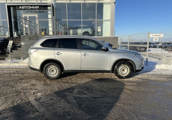 Подержанный автомобиль Mitsubishi Outlander 2012 года (4 фото)