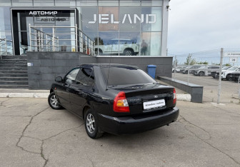 Подержанный автомобиль Hyundai Accent Sedan 2010 года (7 фото)