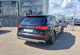 Подержанный автомобиль Audi Q7 2015 года (5 фото)