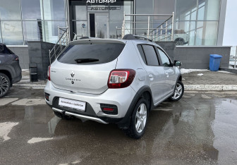 Подержанный автомобиль Renault Sandero 2015 года (5 фото)