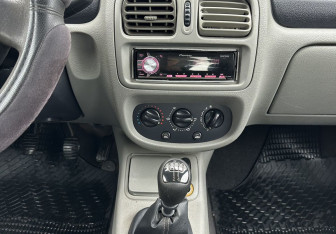 Подержанный автомобиль Renault Symbol 2005 года (11 фото)