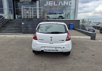 Подержанный автомобиль Renault Sandero 2011 года (6 фото)