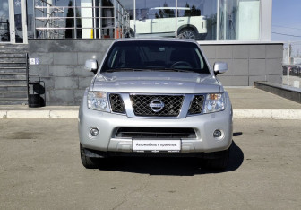 Подержанный автомобиль Nissan Pathfinder 2013 года (2 фото)