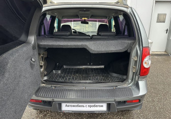 Подержанный автомобиль Chevrolet Niva 2012 года (13 фото)