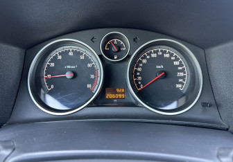 Подержанный автомобиль Opel Astra Sedan 2011 года (9 фото)