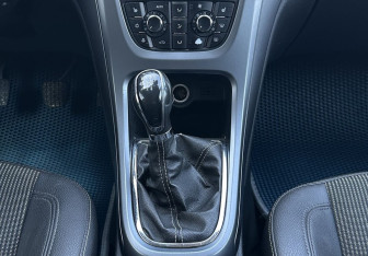 Подержанный автомобиль Opel Astra Hatchback 2011 года (11 фото)