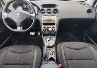 Подержанный автомобиль Peugeot 408 2014 года (10 фото)