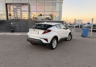 Подержанный автомобиль Toyota C-HR 2019 года (5 фото)
