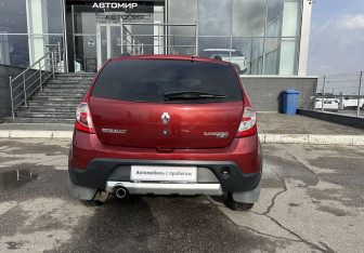 Подержанный автомобиль Renault Sandero 2012 года (6 фото)