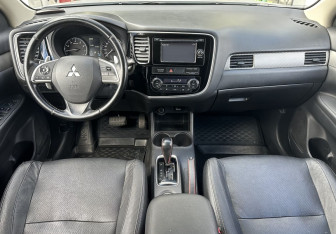 Подержанный автомобиль Mitsubishi Outlander 2014 года (10 фото)