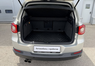 Подержанный автомобиль Volkswagen Tiguan 2011 года (15 фото)