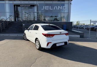 Подержанный автомобиль Kia Rio Sedan 2017 года (7 фото)