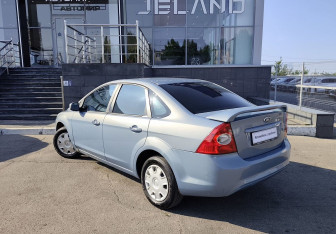 Подержанный автомобиль Ford Focus Sedan 2010 года (7 фото)