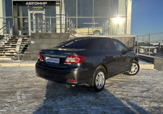 Подержанный автомобиль Toyota Corolla Sedan 2012 года (5 фото)