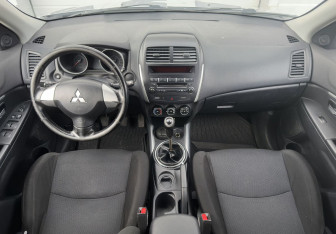 Подержанный автомобиль Mitsubishi ASX 2011 года (10 фото)