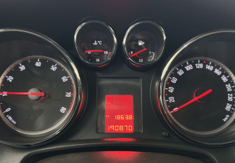 Подержанный автомобиль Opel Astra Hatchback 2013 года (9 фото)