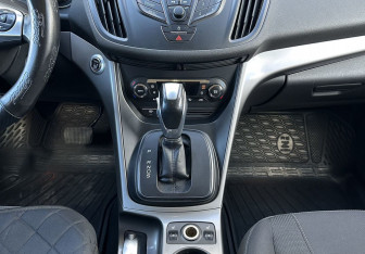Подержанный автомобиль Ford Kuga 2016 года (11 фото)