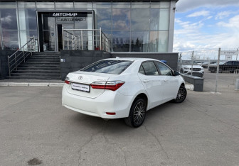 Подержанный автомобиль Toyota Corolla Sedan 2017 года (5 фото)