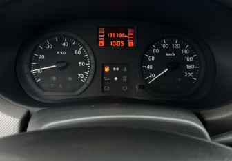 Подержанный автомобиль Renault Logan Sedan 2011 года (9 фото)