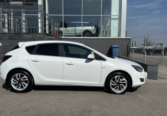 Подержанный автомобиль Opel Astra Hatchback 2011 года (4 фото)