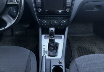 Подержанный автомобиль Skoda Octavia Liftback 2014 года (11 фото)