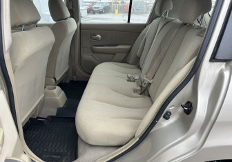 Подержанный автомобиль Nissan Tiida Hatchback 2011 года (12 фото)