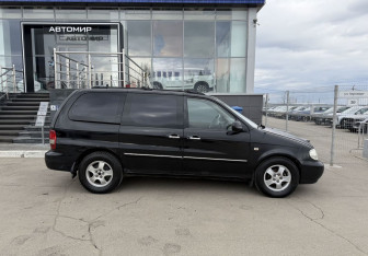 Подержанный автомобиль Kia Carnival 2004 года (4 фото)