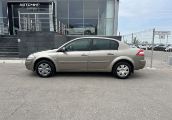 Подержанный автомобиль Renault Megane Sedan 2008 года (8 фото)