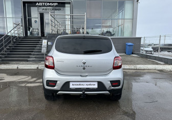 Подержанный автомобиль Renault Sandero 2015 года (6 фото)