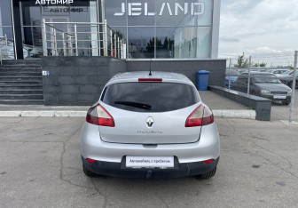 Подержанный автомобиль Renault Megane Hatchback 2010 года (6 фото)