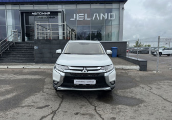 Подержанный автомобиль Mitsubishi Outlander 2015 года (2 фото)